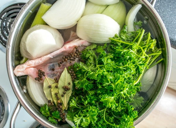 This 'Use What You Have' Chicken Stock is the perfect example of why you don't really need a recipe to make chicken stock. So easy! mexicanplease.com