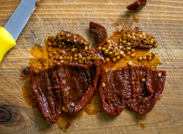 Aceste Nachos picante din carne tocată de vită au potențialul de a vă salva ziua. Chipotles in adobo dau cărnii de vită o adevărată lovitură, iar atunci când sunt încărcate pe chipsuri de tortilla acoperite cu brânză, devin rapid o masă de luat în considerare. Se servesc cu o salsa verde de avocado făcută în casă și cu garnituri la alegere. Atât de bun! mexicanplease.com