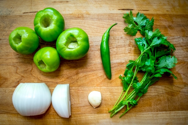 fünf Zutaten für Salsa Verde