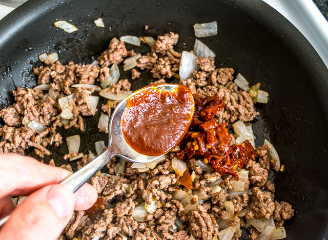 Dessa Spicy Ground Beef Nachos har potential att rädda din dag. Chipotles i adobo ger nötköttet en riktig kick och när de lastas på osttäckta tortillachips blir de snabbt en go-to måltid. Serveras med en hemlagad avokadosalsa Verde och ditt val av tillbehör. Så gott! mexicanplease.com