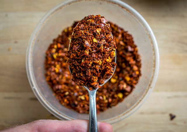 Ces Nachos au bœuf haché épicé ont le potentiel de sauver votre journée. Les chipotles in adobo donnent au bœuf un véritable coup de fouet et lorsqu'ils sont chargés sur des chips tortilla recouvertes de fromage, ils deviennent rapidement un repas à emporter. Servis avec une salsa verte à l'avocat faite maison et votre choix de garnitures. C'est tellement bon ! mexicanplease.com