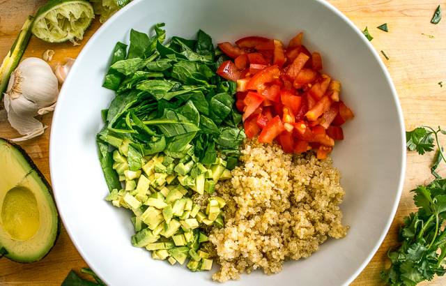  Cette salade d'avocat au quinoa est ridiculement saine et a bon goût toute seule. Ajoutez un peu de vinaigrette à la coriandre au citron vert et cela devient un gardien!! Buen Provecho. mexicanplease.com 