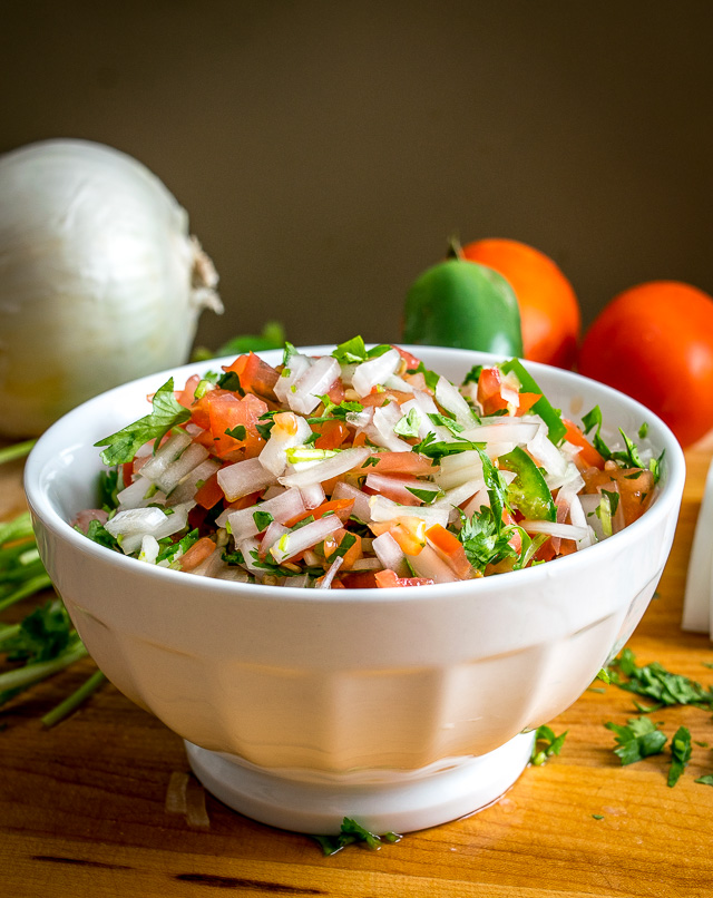 Fünf Zutaten sind alles, was Sie für einen klassischen, authentischen Pico de Gallo brauchen. Dieses Rezept hält die Tomaten im Zaum, indem es viel Zwiebel und Gewürze verwendet. So gut! mexicanplease.com