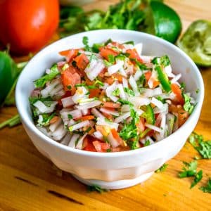 5つの材料だけあれば、クラシックで本物のピコ・デ・ガヨが作れるんだ。 玉ねぎや調味料をたっぷり使うことで、トマトを抑えたレシピです。 とても美味しいです!mexicanplease.com