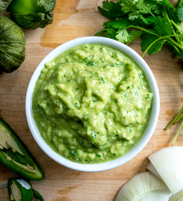 Avocado Salsa Verde hat eines der besten Geschmack-zu-Aufwand-Verhältnisse in der gesamten mexikanischen Küche. Mit nur wenigen Schlüsselzutaten erhalten Sie mit sehr geringem Aufwand einen unglaublichen Geschmack. So gut! mexikanischbitte.com