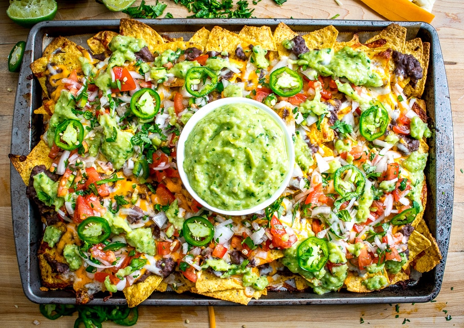  Il est difficile de battre le combo de chips de tortilla chaudes, de fromage fondu et de haricots noirs épicés. En d'autres termes, des NACHOS!! Ces haricots ont un coup de pied intégré à partir de chipotles à adobo et ils sont au-delà de délicieux. mexicanplease.com 