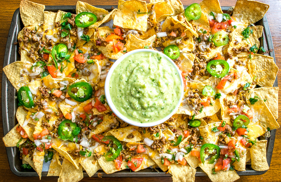 Diese würzigen Nachos mit Rinderhackfleisch haben das Potenzial, Ihren Tag zu retten. Chipotles in Adobo geben dem Rindfleisch einen echten Kick, und wenn man sie auf mit Käse überbackene Tortilla-Chips legt, werden sie schnell zu einem Lieblingsessen. Serviert mit einer hausgemachten Avocado-Salsa Verde und Beilagen Ihrer Wahl. So gut! mexicanplease.com