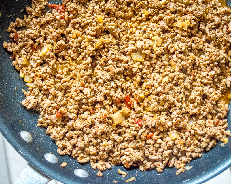 Diese würzigen Rinderhackfleisch-Nachos haben das Potenzial, Ihren Tag zu retten. Chipotles in Adobo geben dem Rindfleisch den richtigen Kick, und mit Käse überbackenen Tortilla-Chips werden sie schnell zum Lieblingsessen. Serviert mit einer hausgemachten Avocado-Salsa Verde und Beilagen Ihrer Wahl. So gut! mexicanplease.com