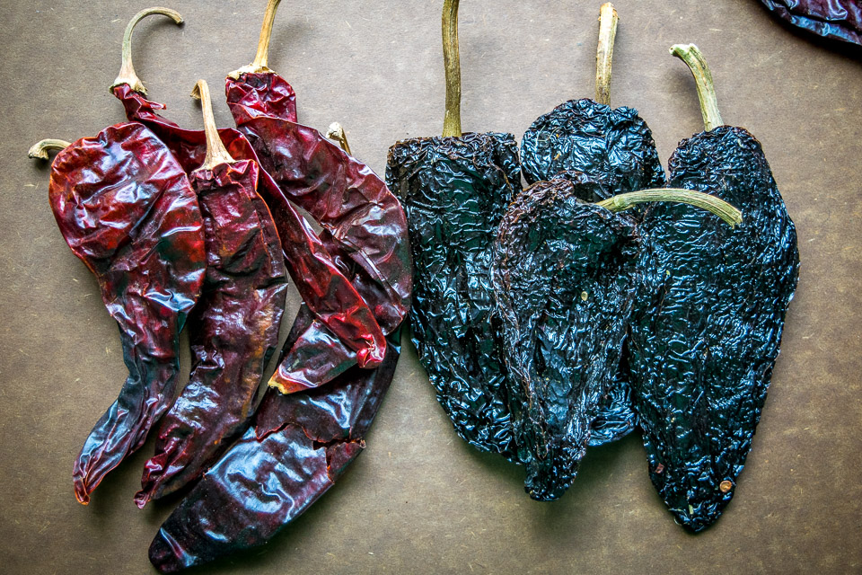 Esta es la versión express de chorizo casero. Lo único que realmente necesitas es carne de cerdo molida, unos chiles secos y media hora. Qué bueno! mexicanplease.com