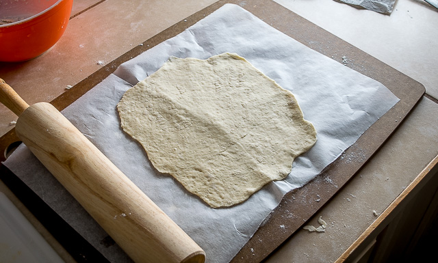 A crispy, thin crust pizza that relies on a delicious black bean puree and a thin layer of garlic oil to create a vegetarian delight. So good! mexicanplease.com