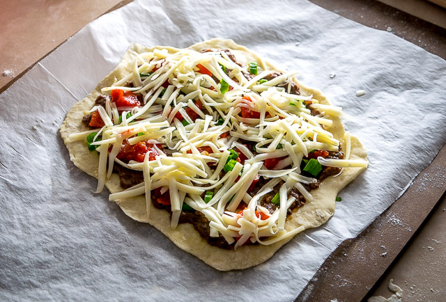 A crispy, thin crust pizza that relies on a delicious black bean puree and a thin layer of garlic oil to create a vegetarian delight. So good! mexicanplease.com