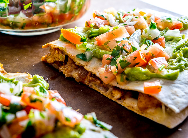  Conçues pour être rapides et sans effort, ces Quesadillas au Guacamole au poulet vous feront revenir pour plus. N'oubliez pas le Pico de Gallo fraîchement haché. Tellement bon! mexicanplease.com 