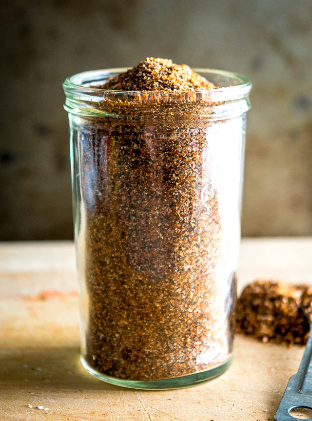 This homemade taco seasoning is designed to keep you away from the dreaded seasoning pack! Ma wspaniały smak i sprawia, że łatwo jest kontrolować poziom soli i ciepła. mexicanplease.com