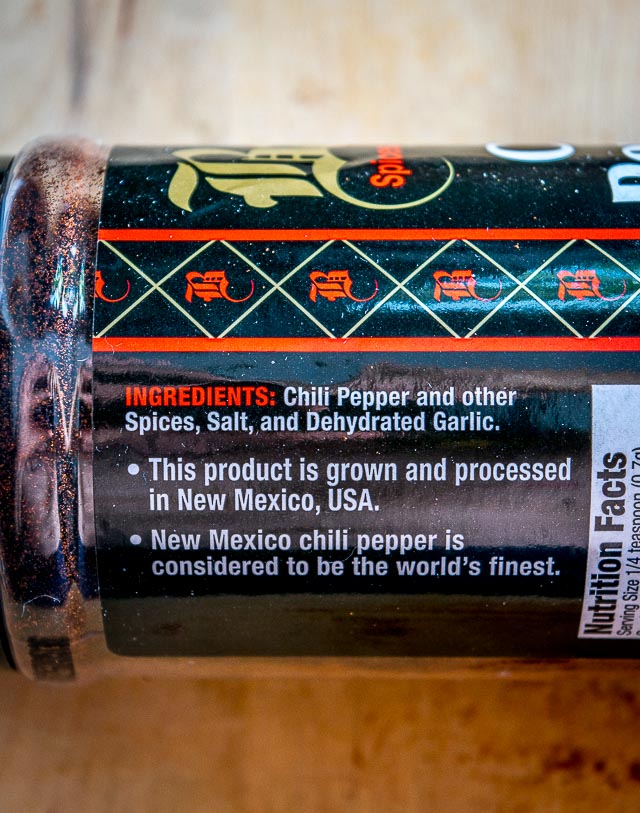 La maggior parte delle polveri di peperoncino acquistate in negozio hanno troppi ingredienti aggiuntivi. Ecco alcuni consigli per rendere il tuo peperoncino in polvere autentico e delizioso! mexicanplease.com
