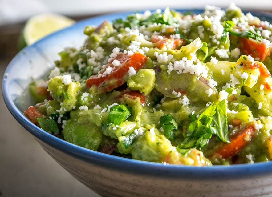  Voici une délicieuse recette de salade d'avocat qui ne prend que 10 minutes à préparer. Vous pouvez faire preuve de créativité avec les fixations, mais assurez-vous d'assaisonner avec 1/4 cuillère à café de sel pour chaque avocat. Tellement bon! mexicains'il vous plaît.com 