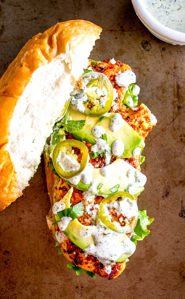 Dit is een geweldige combinatie van Kippentorta om in gedachten te houden voor snelle maaltijden. Verse avocado en veel koriander limoen Mayo zal het veranderen in een van de beste sandwiches die je ooit zult hebben. Zo goed! mexicanplease.com