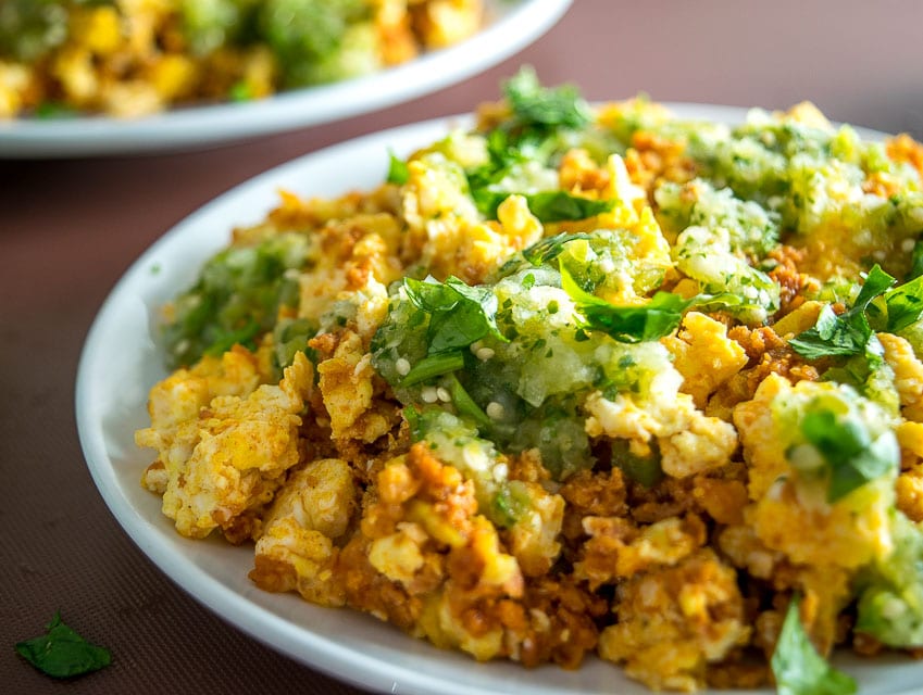 Me gusta más el Chorizo con Huevos cuando se cubre con una Salsa Verde picante. Además, ¡puedes usar todas las sobras para hacer burritos de desayuno! mexicanplease.com's topped with a fiery Salsa Verde. Plus you can use all the leftovers to make breakfast burritos! mexicanplease.com