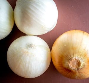 bunch of white and yellow onions