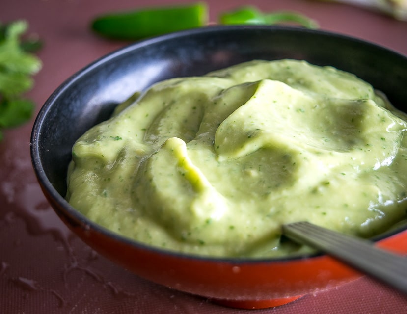 salsa de Aguacate tarjoilukulhossa.