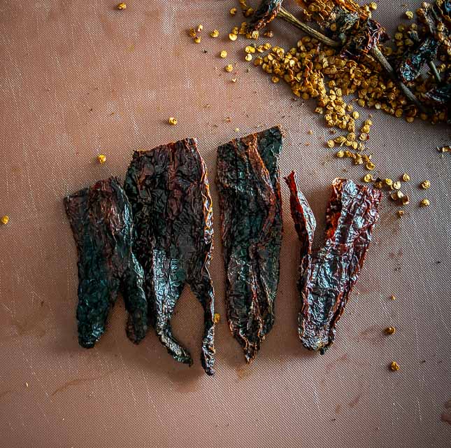 De-stemming and de-seeding Pasilla de Oaxaca chiles