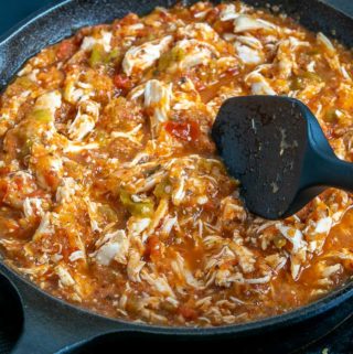 Adding shredded chicken to the Tinga sauce