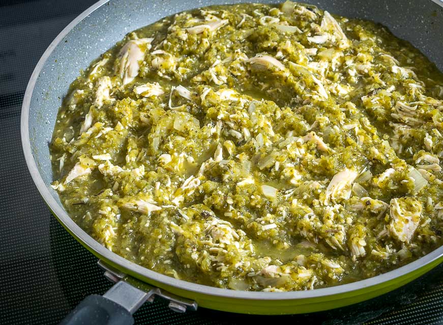 Ich habe in den letzten Wochen immer wieder Chargen dieses Chicken Chili Verde im Kühlschrank aufbewahrt - es ist super einfach zu machen und es führt zu allen möglichen einfachen Mahlzeiten! mexicanplease.com've been keeping batches of this Chicken Chili Verde on hand for the past couple weeks -- super easy to make and it leads to all sorts of easy meals! mexicanplease.com