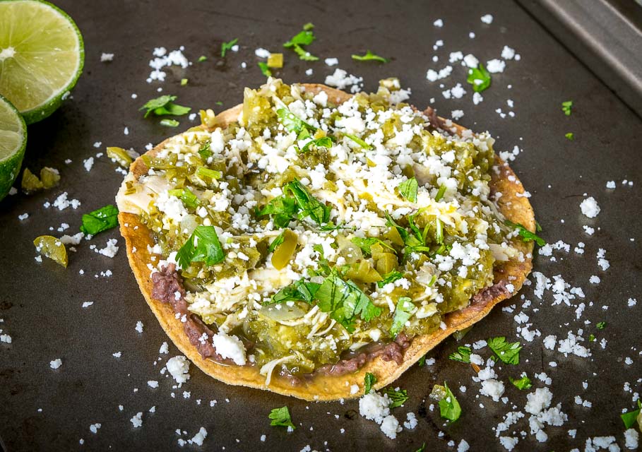 Het serveren van Kip Chili Verde op een tostada