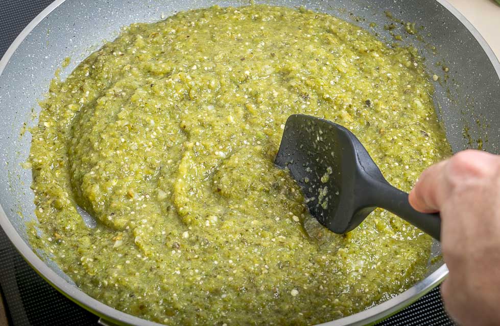 Cocinando la salsa de chile verde