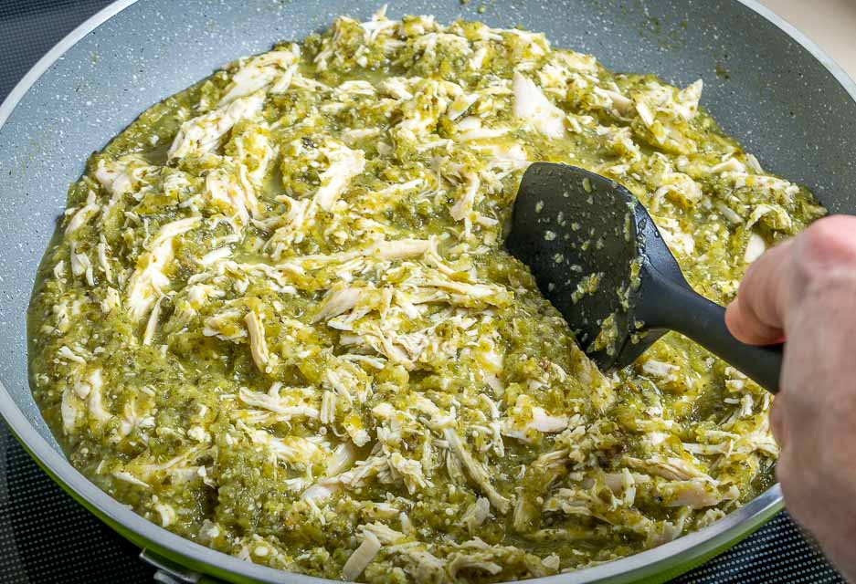 Ik heb de afgelopen weken partijen van deze Chicken Chili Verde bij de hand gehouden -- super makkelijk om te maken en het leidt tot allerlei makkelijke maaltijden! mexicanplease.com've been keeping batches of this Chicken Chili Verde on hand for the past couple weeks -- super easy to make and it leads to all sorts of easy meals! mexicanplease.com