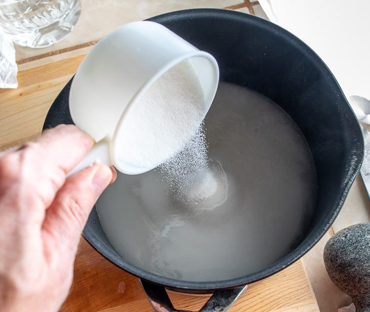 Adding 4 cups of sugar to the vinegar mixture