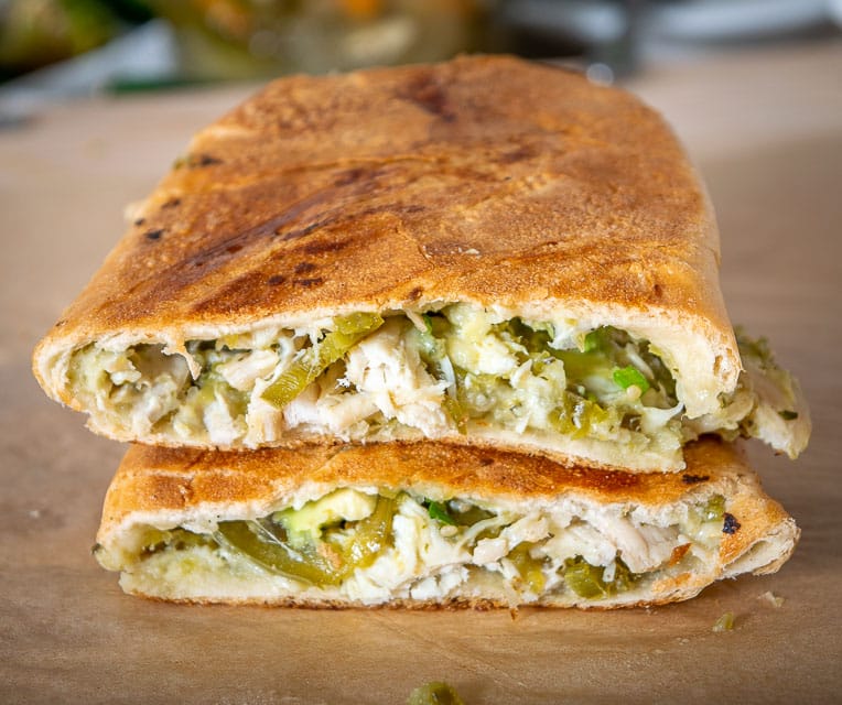 Ho tirato fuori dal frigo il pollo al Cile Verde per tutta la settimana e ho preparato questi panini infuocati e deliziosi -- così buoni!Mexicanplease.com've been pulling Chicken Chile Verde from the fridge all week and whipping up these fiery, delicious sandwiches -- so good!! mexicanplease.com