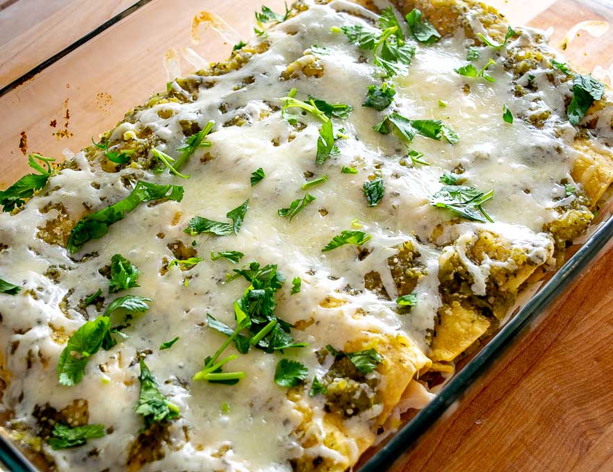 Enchiladas Verdes mit Koriander kurz vor dem Servieren