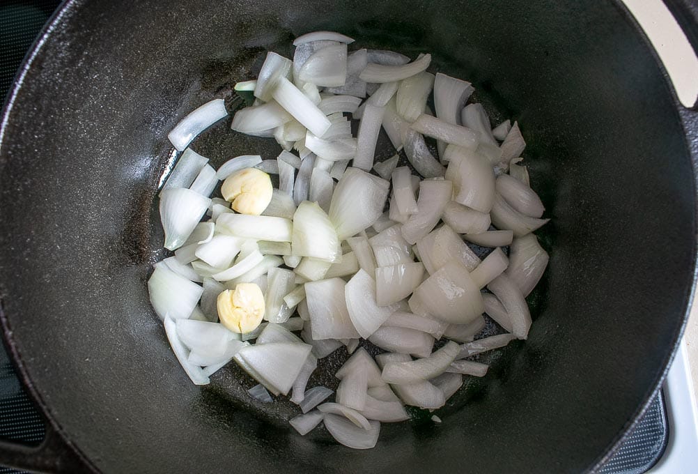 ui en knoflook koken voor de bouillon