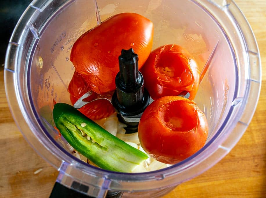 voeg een stukje jalapeno toe aan het tomatenmengsel