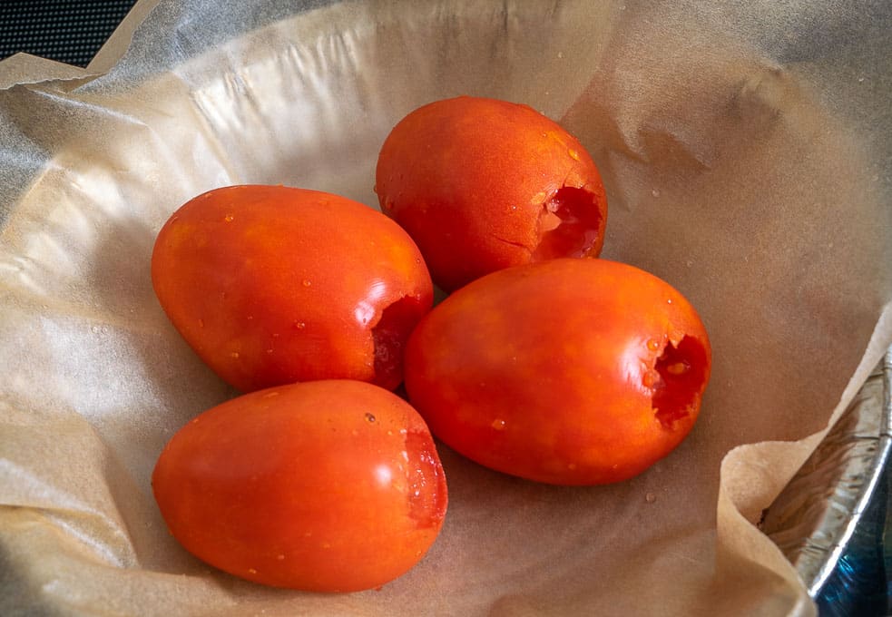 vier tomaten roosteren voor de bouillon