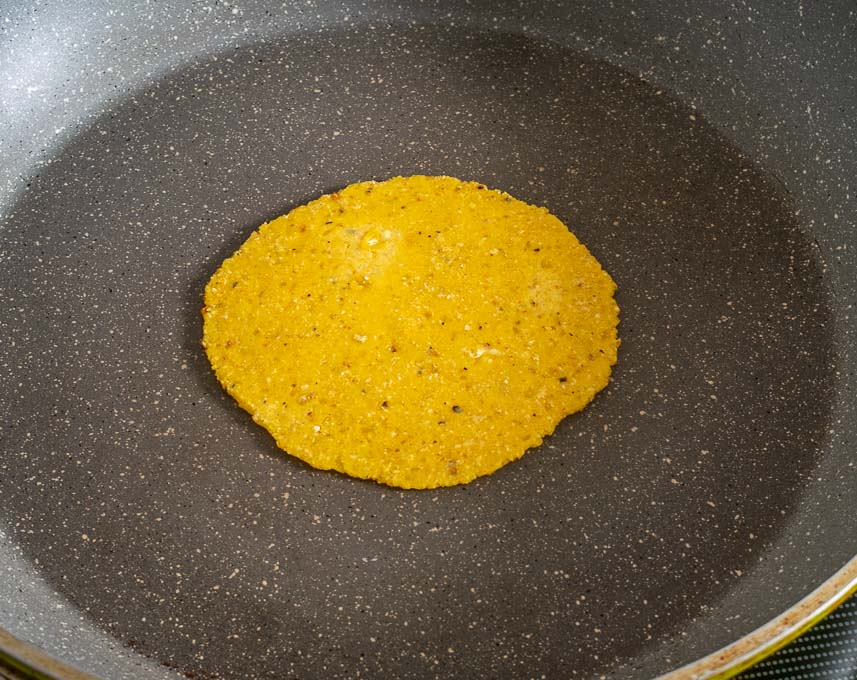 Cooking corn tortilla in a dry skillet