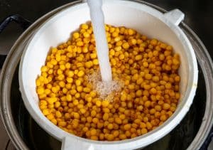 Rinsing off corn after nixtamalizing