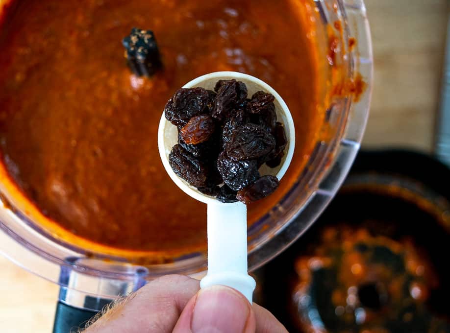 Adding raisins to the Coloradito sauce