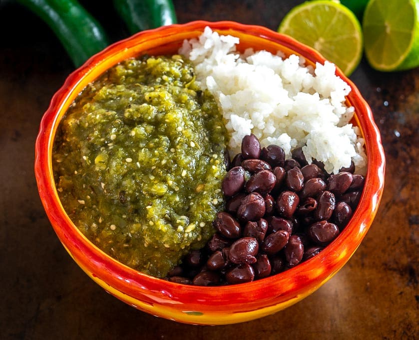 Ten un poco de salsa Chile Verde en la nevera y puedes preparar estos Tazones de Arroz y Frijoles en cuestión de minutos. Qué bueno!!!